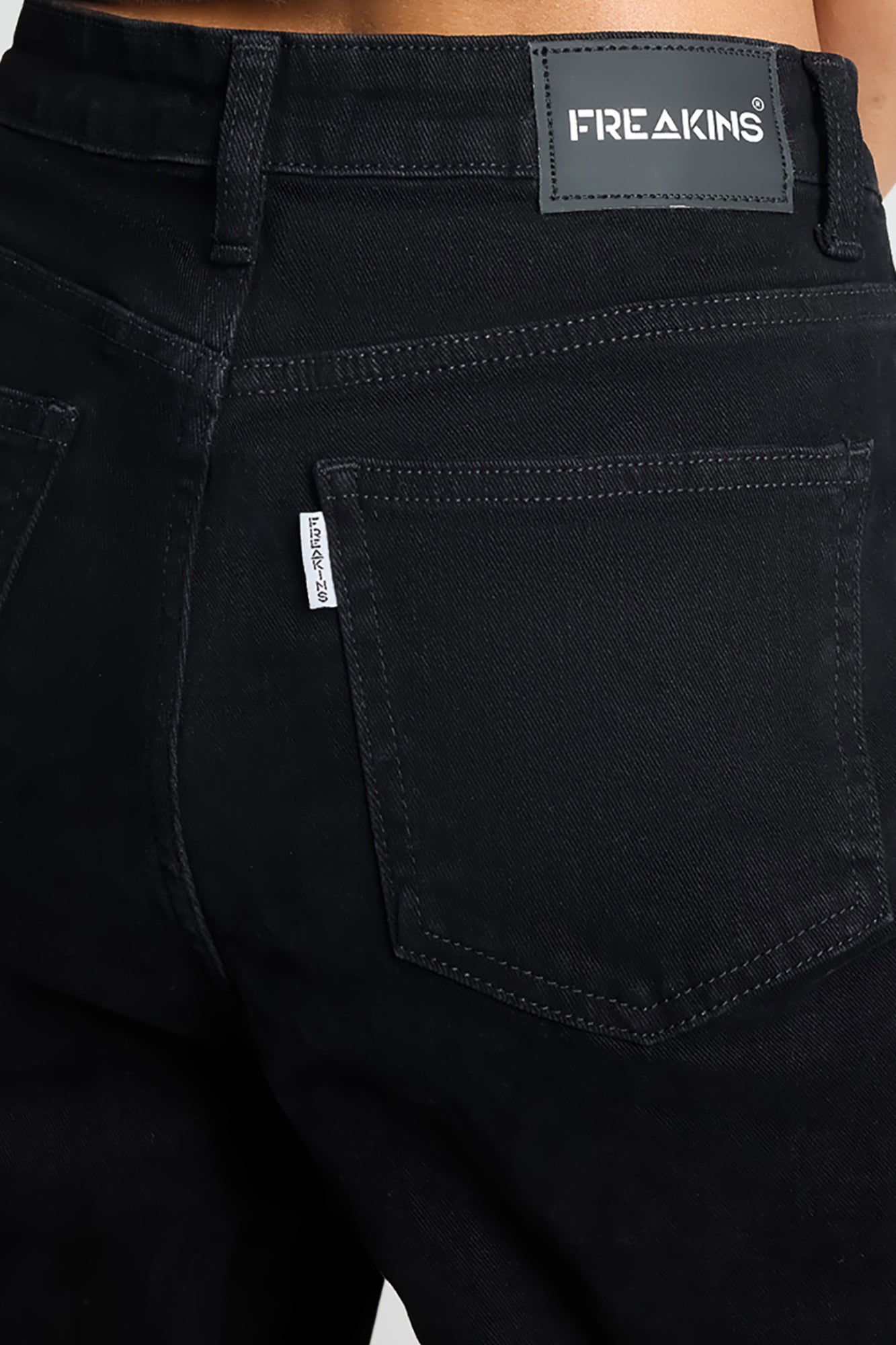 Classic Noir Curve Mom Jeans
