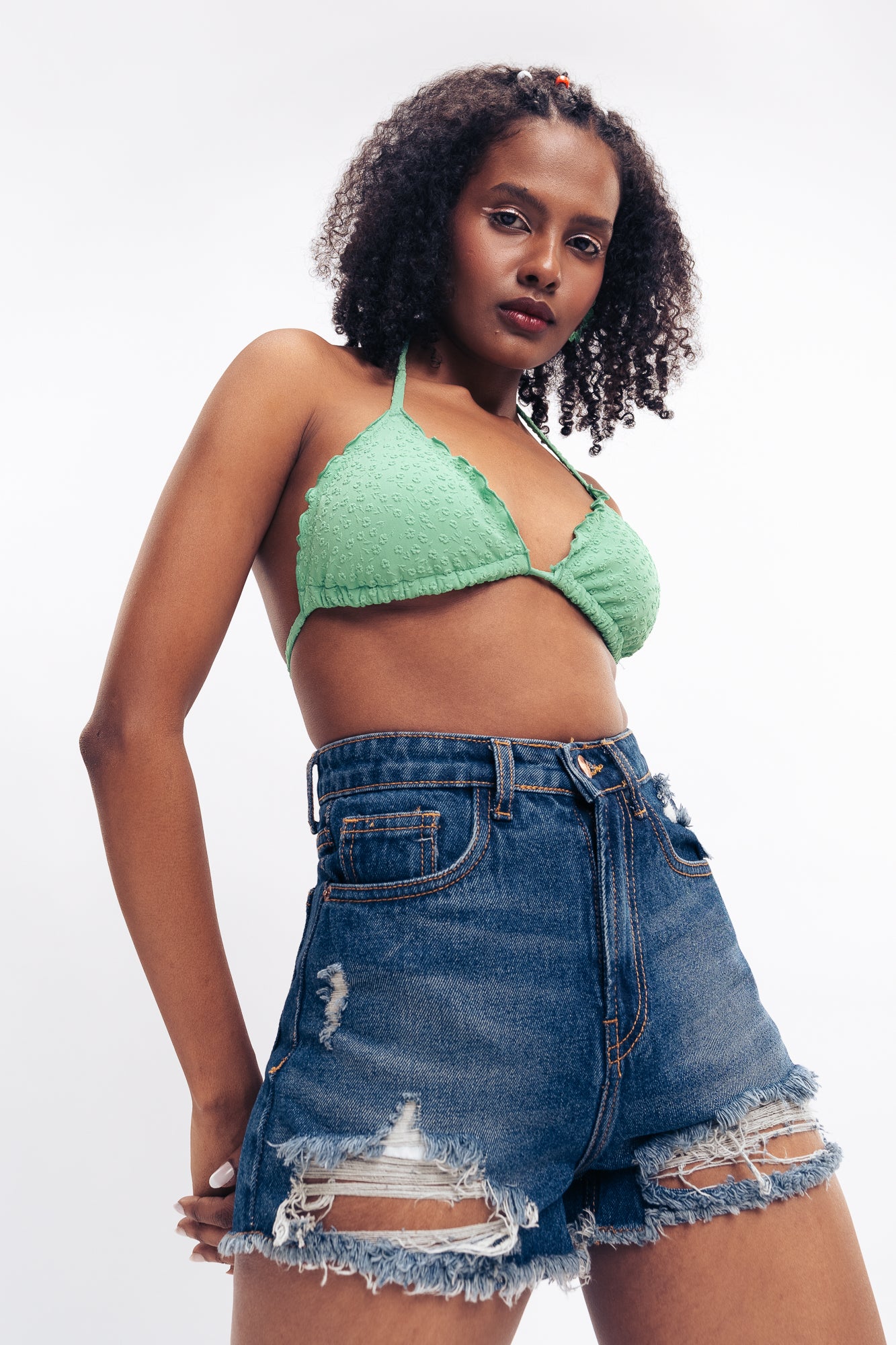 INDIGO RIPPED RAW SHORTS