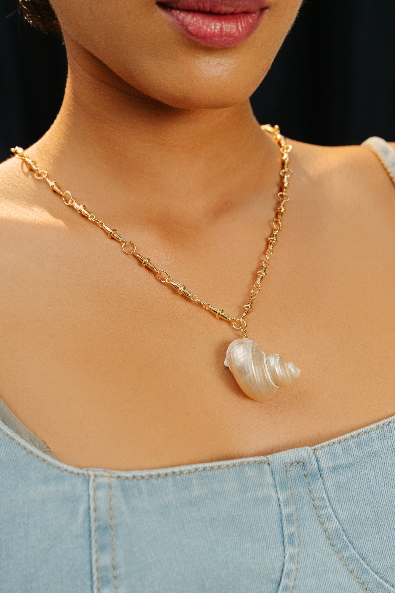 SHELL PENDANT NECKLACE ON DELICATE METAL CHAIN