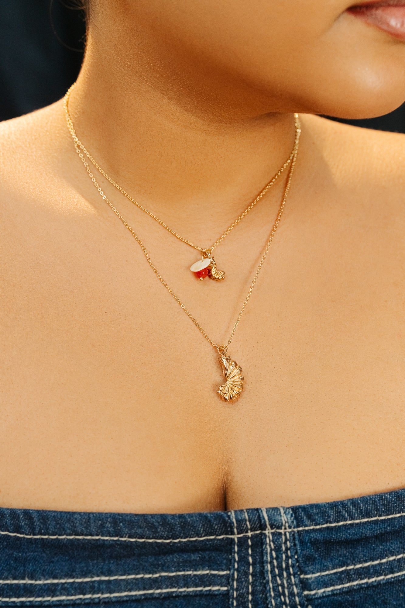 SHELL PENDANT CORAL MOP CHARM NECKLACE IN LIGHT GOLD