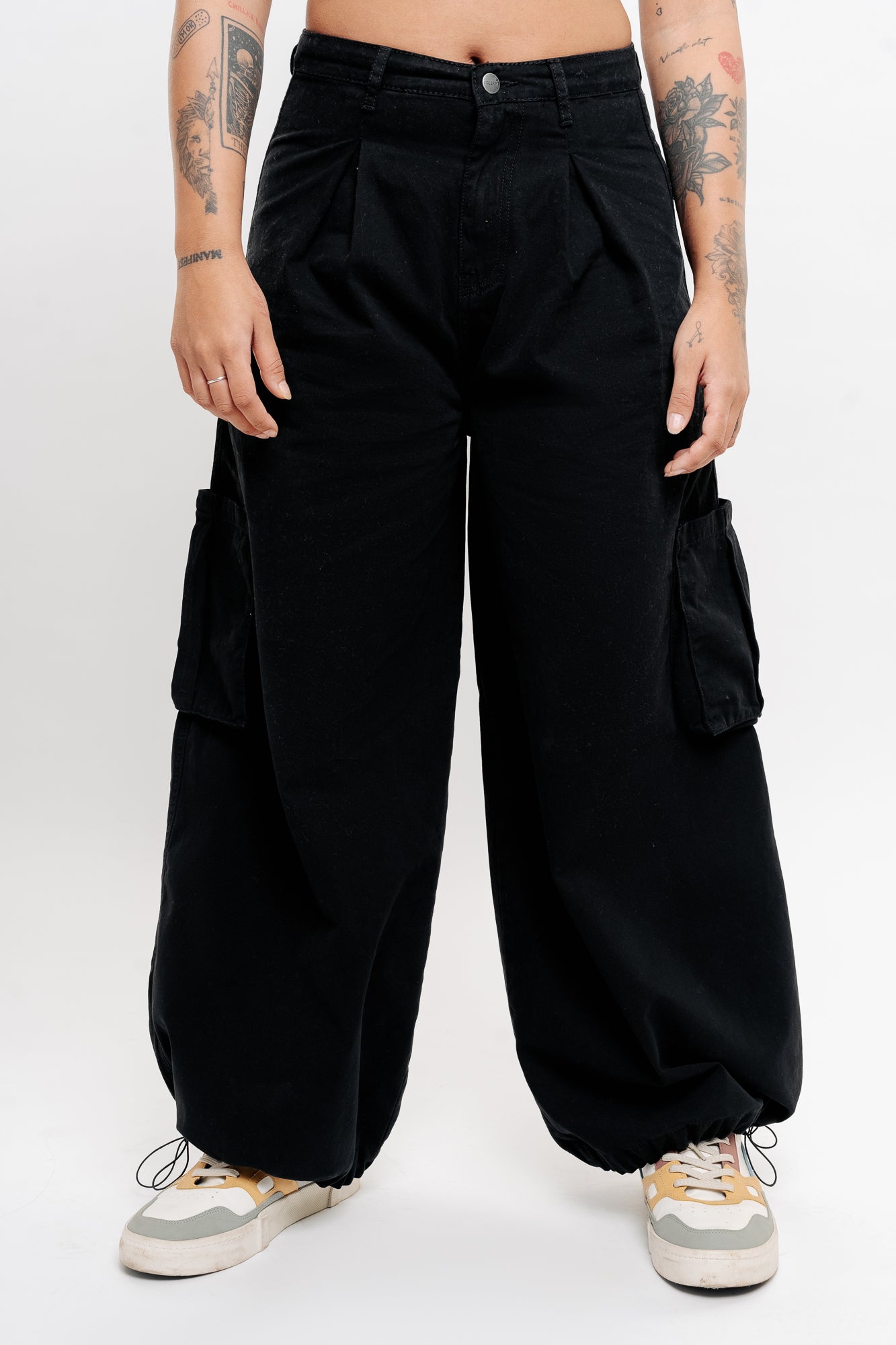 BLACK PLEATED WIDE BALOON PANTS