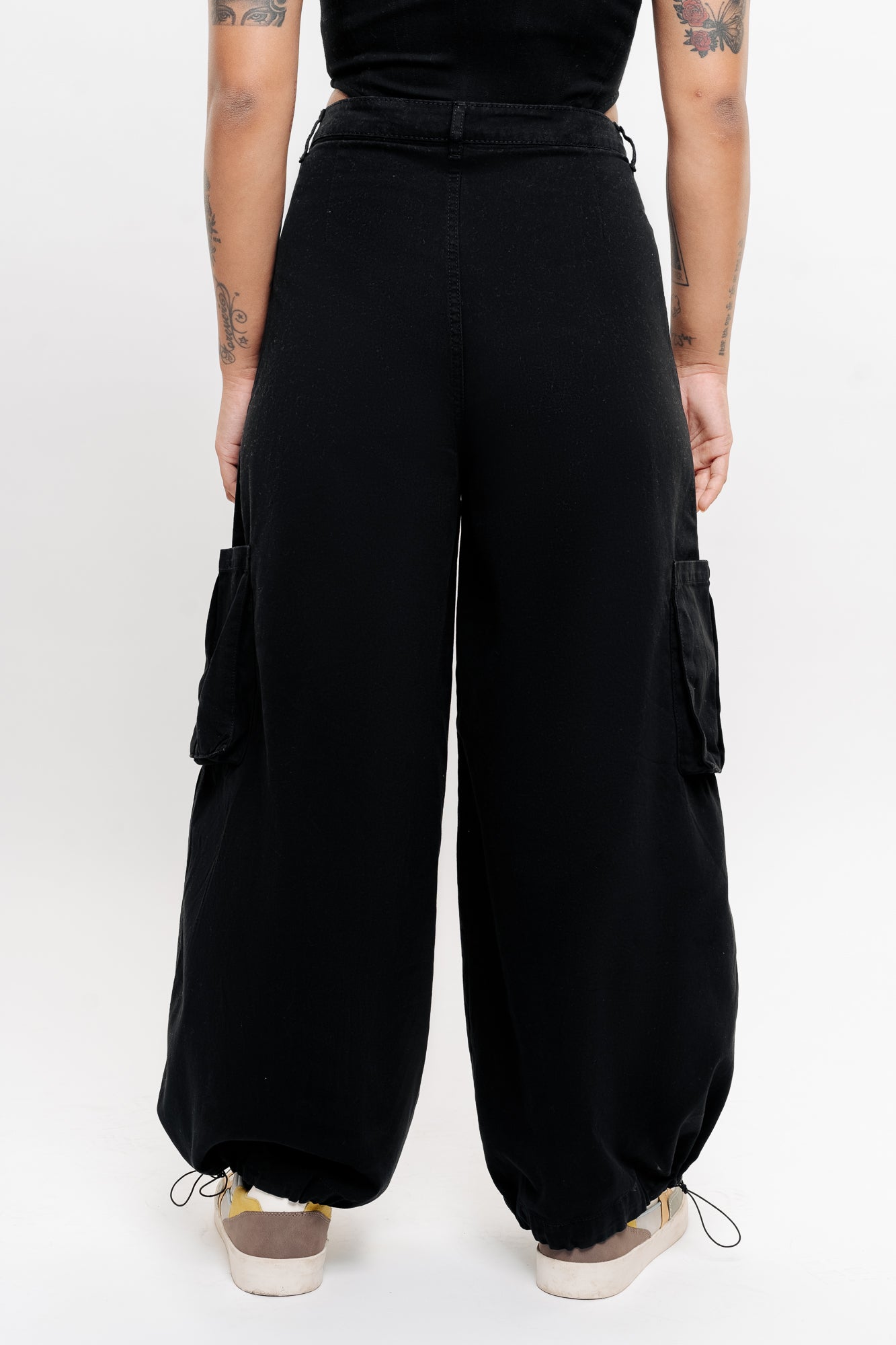 BLACK PLEATED WIDE BALOON PANTS