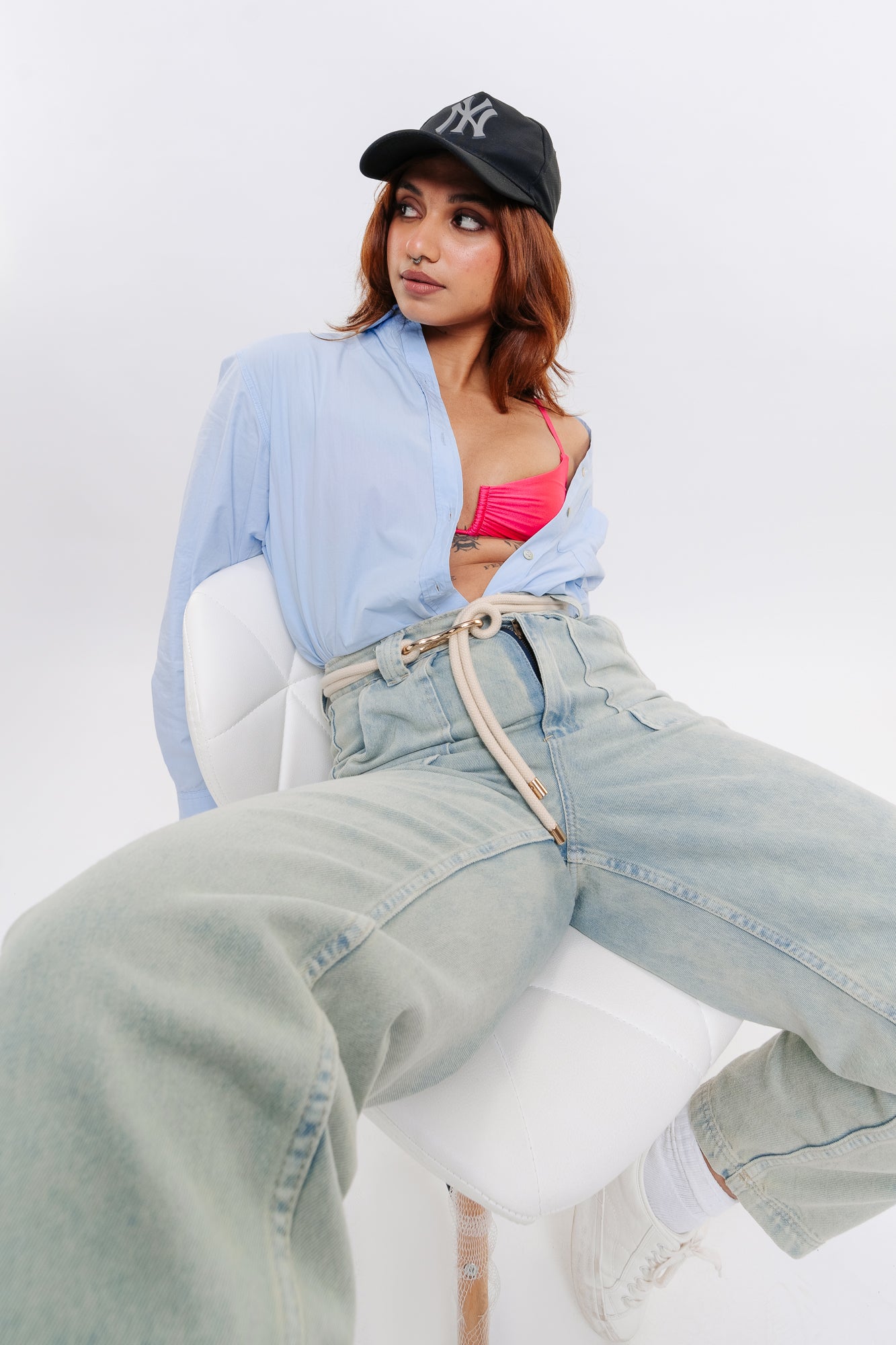 ELONGATED POCKET TINTED JEANS