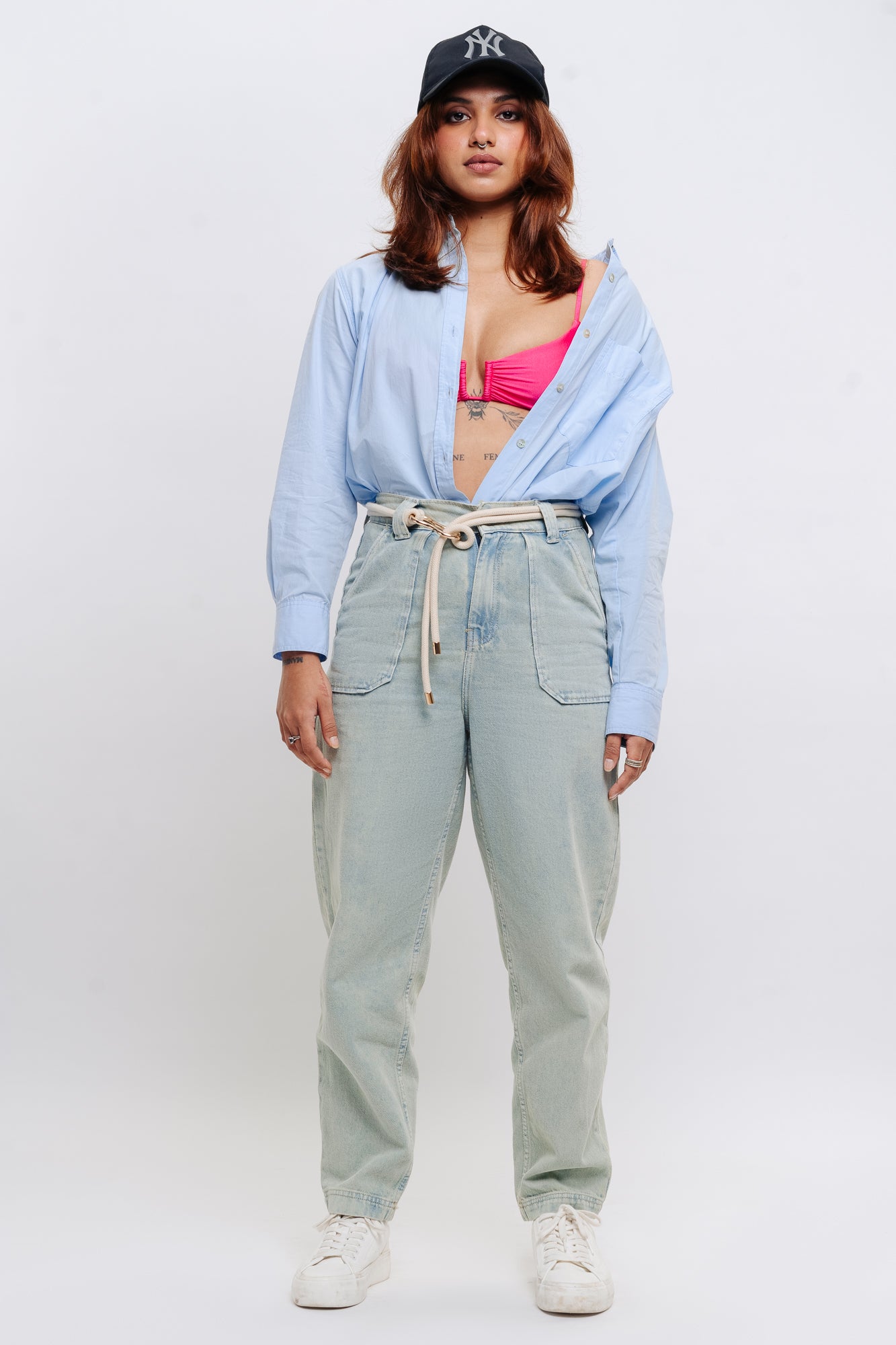 ELONGATED POCKET TINTED JEANS