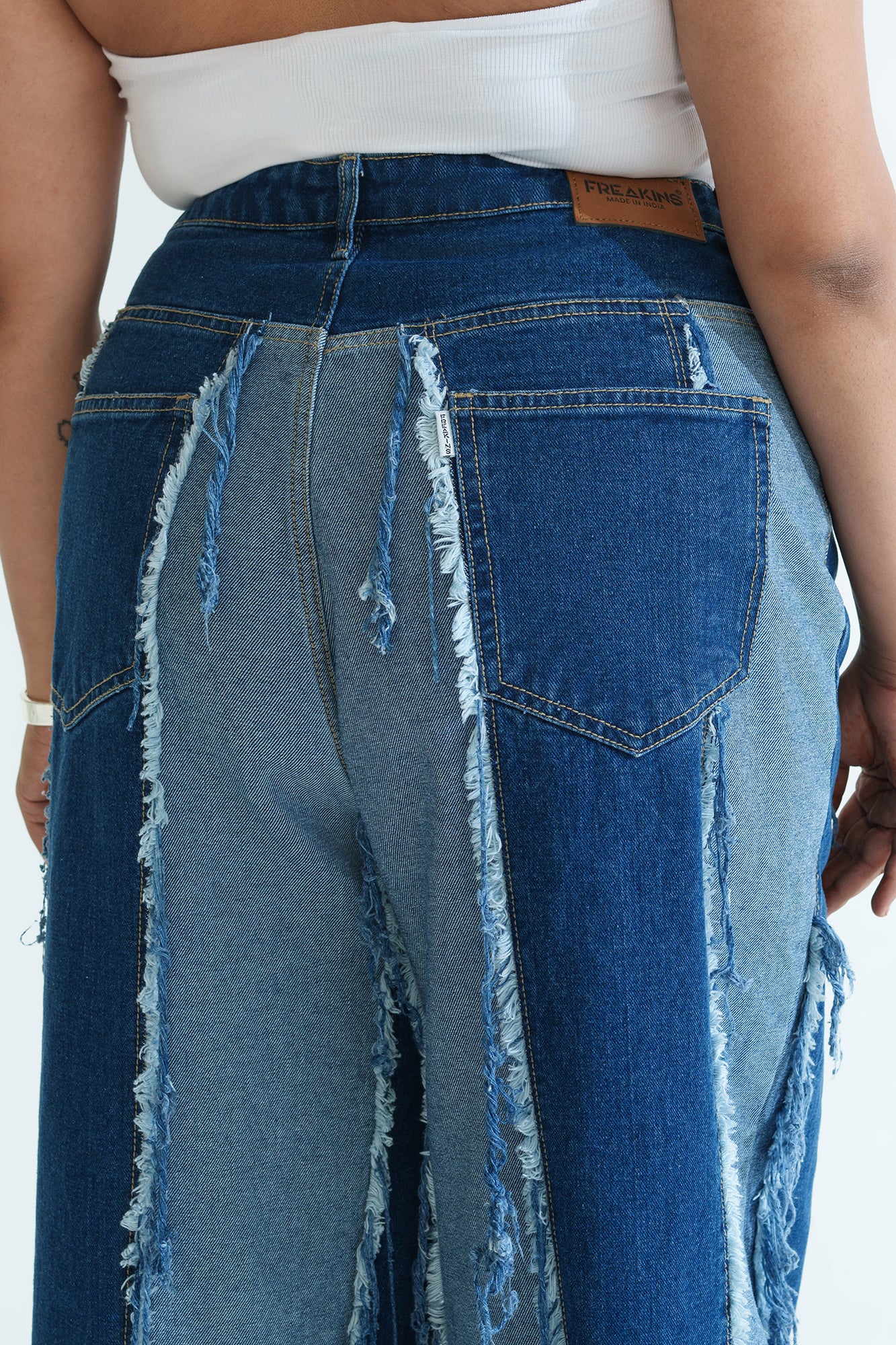 Fray Wave Curve Straight Jeans
