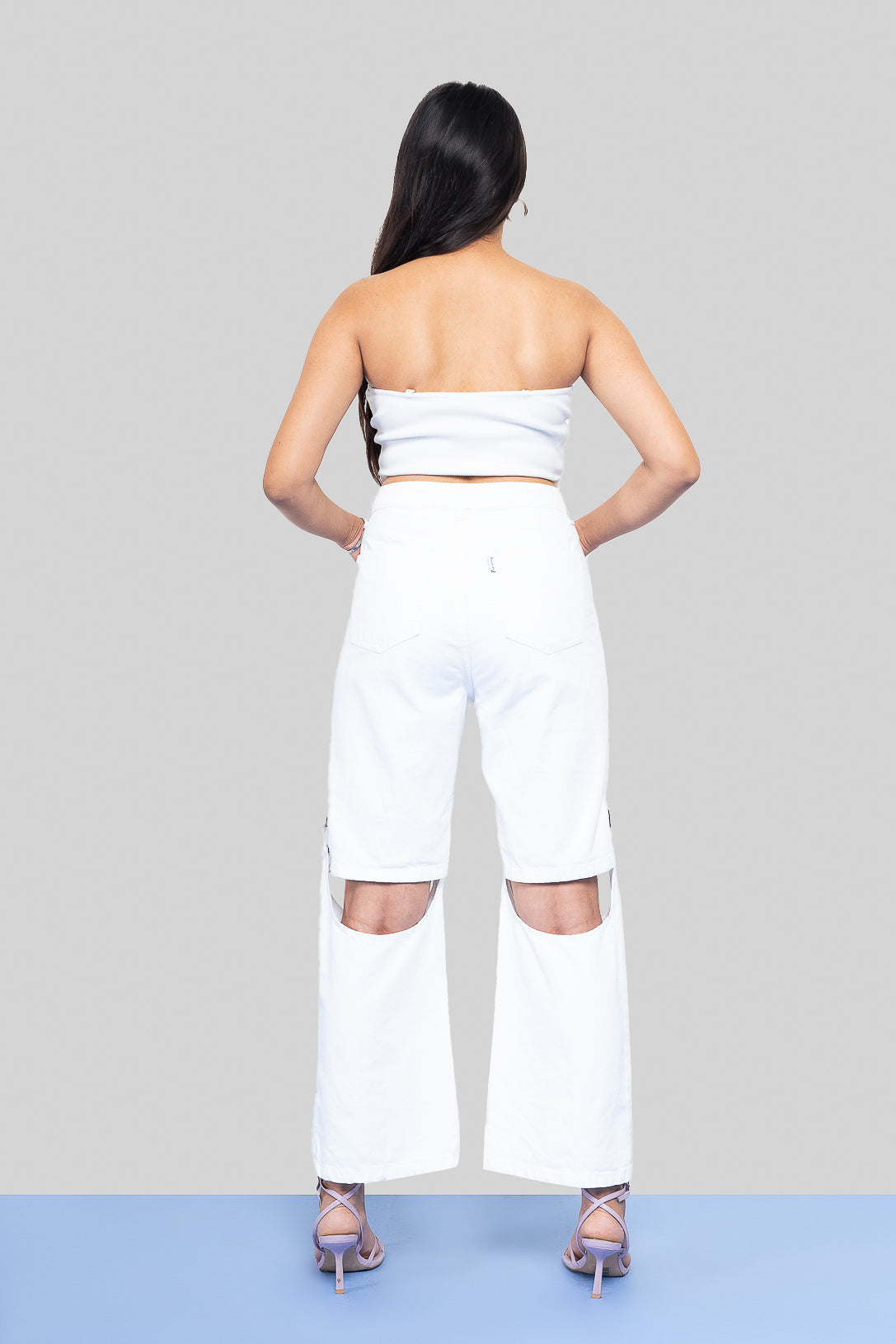 Detachable white knee-cut jeans