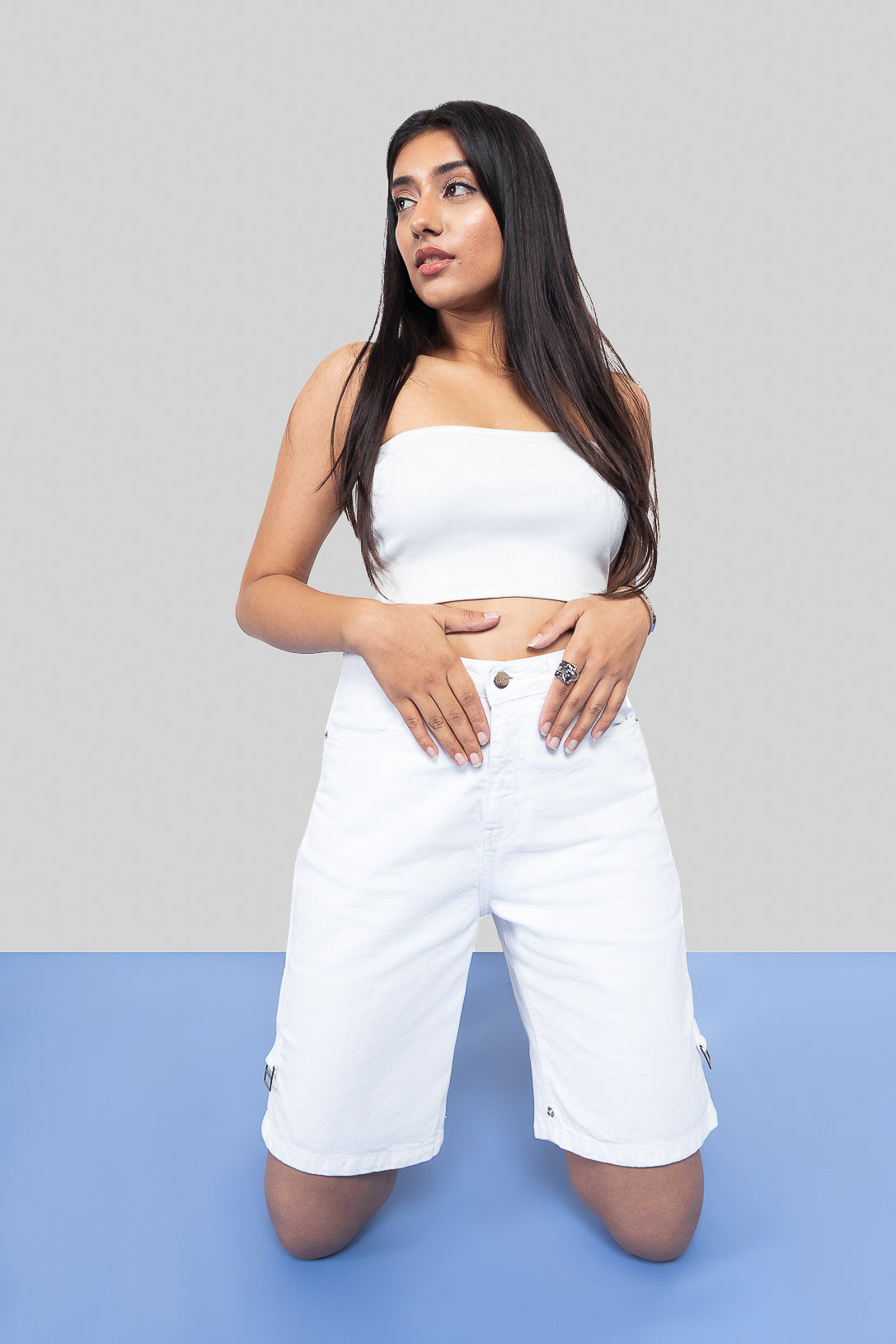 Detachable white knee-cut jeans