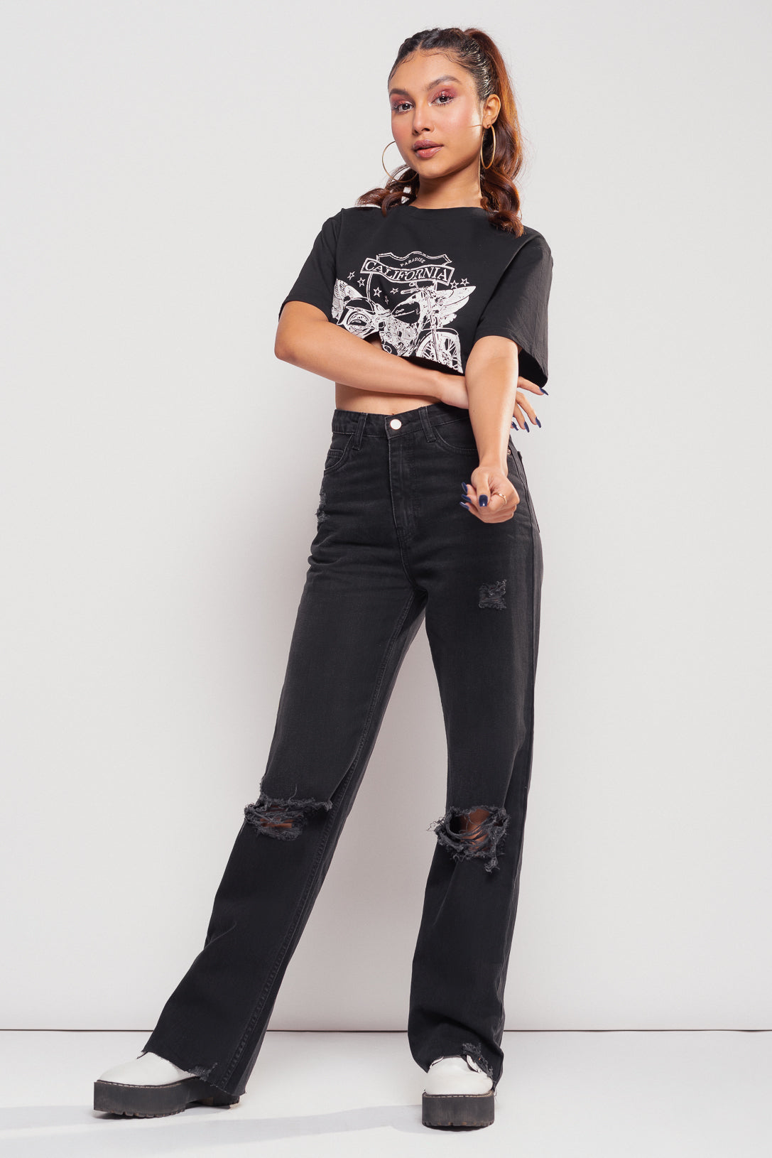 KNEE RIPPED BOOTCUT JEANS