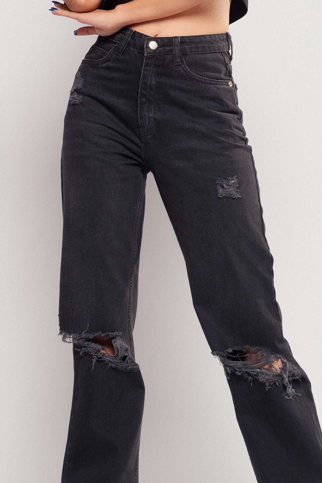 KNEE RIPPED BOOTCUT JEANS