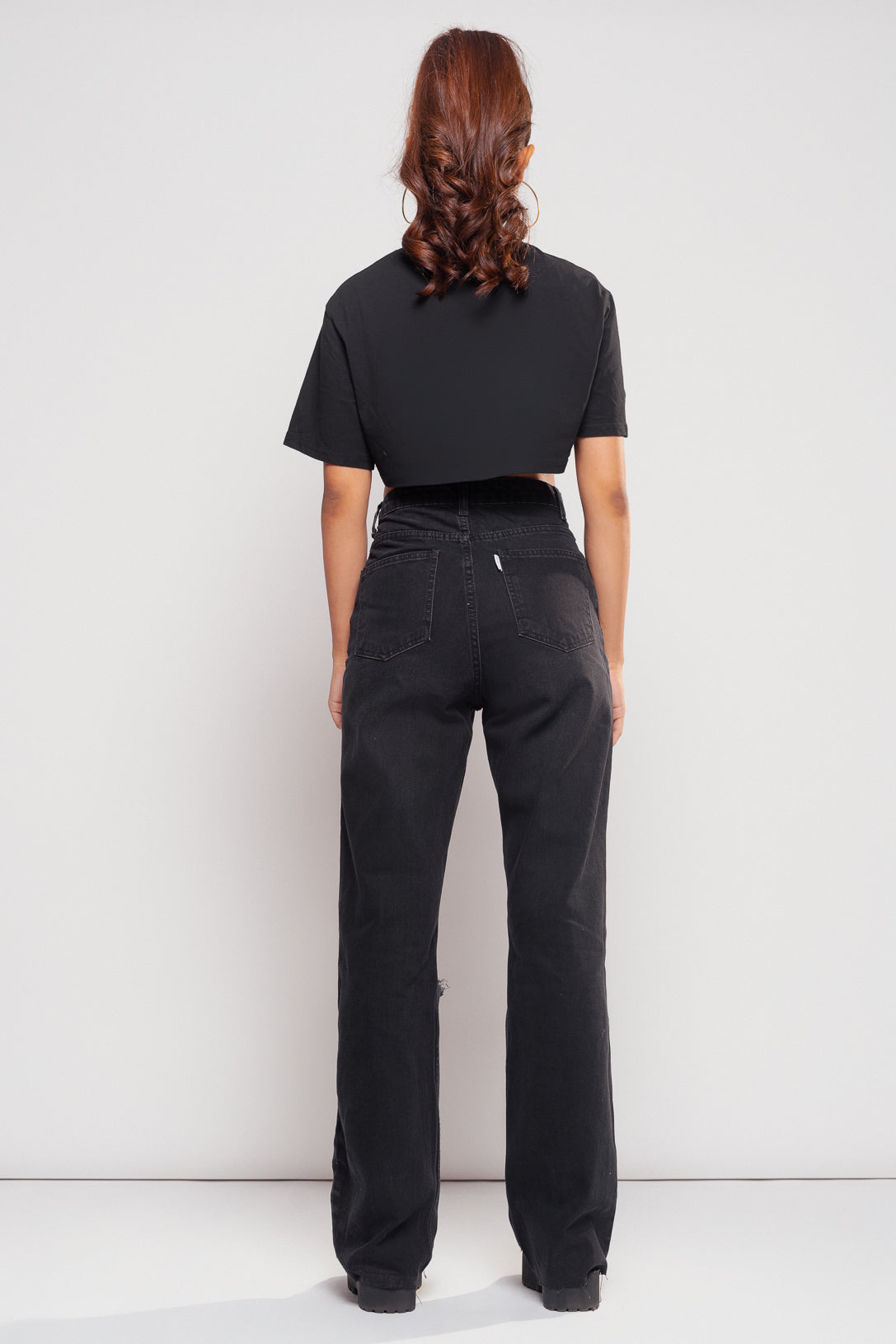 KNEE RIPPED BOOTCUT JEANS