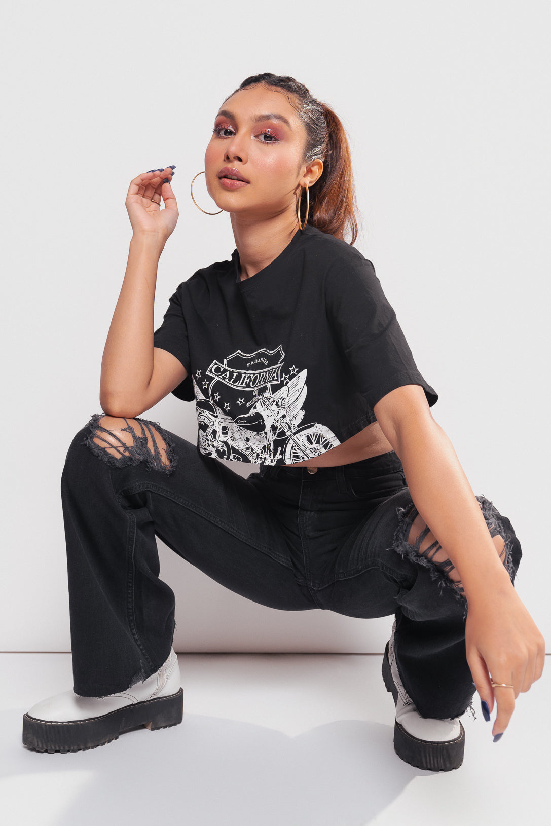 KNEE RIPPED BOOTCUT JEANS