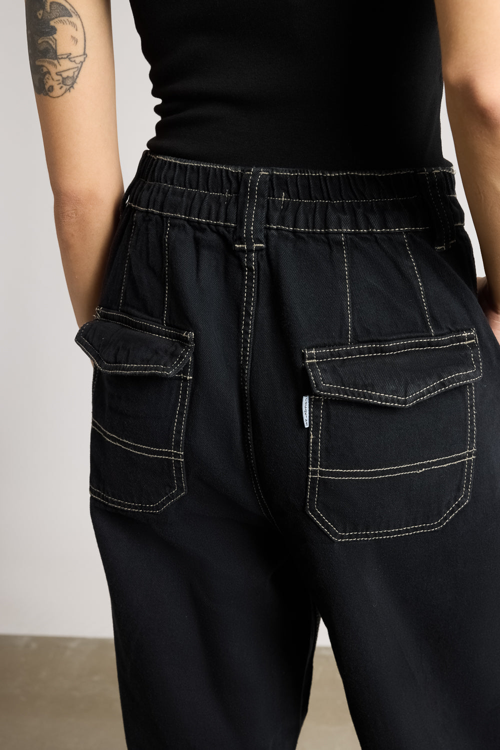 CONTRAST POCKET STITCH TINTED JEANS