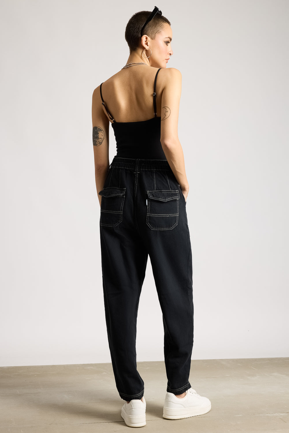 CONTRAST POCKET STITCH TINTED JEANS
