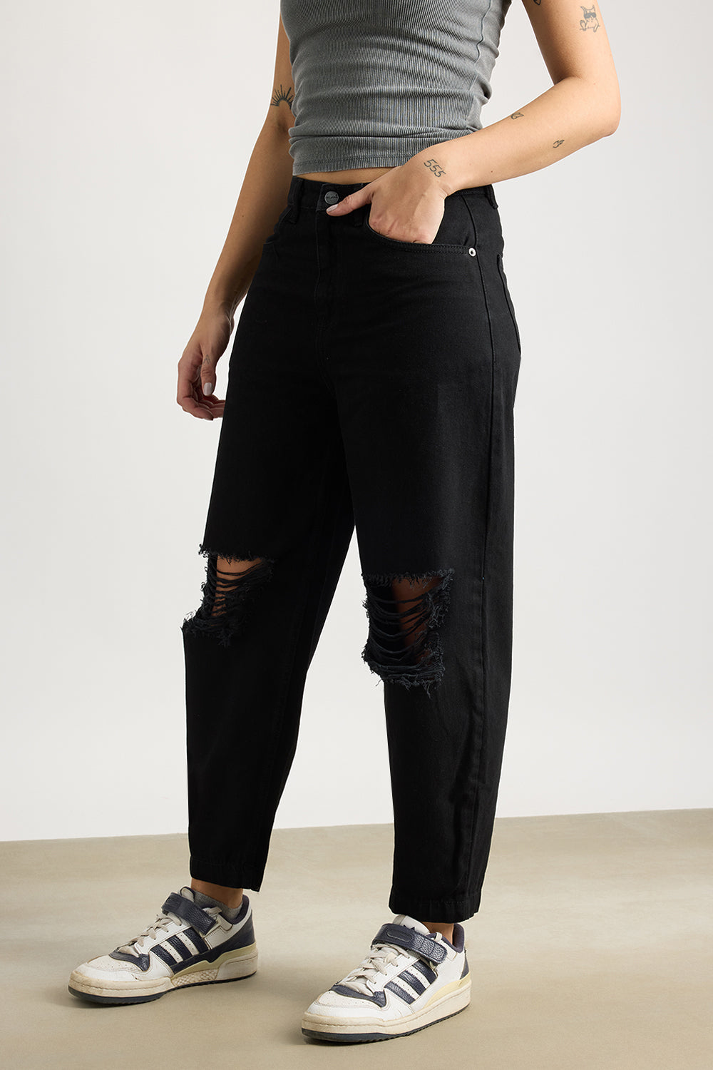 RELAXED DISTRESS BLACK JEANS