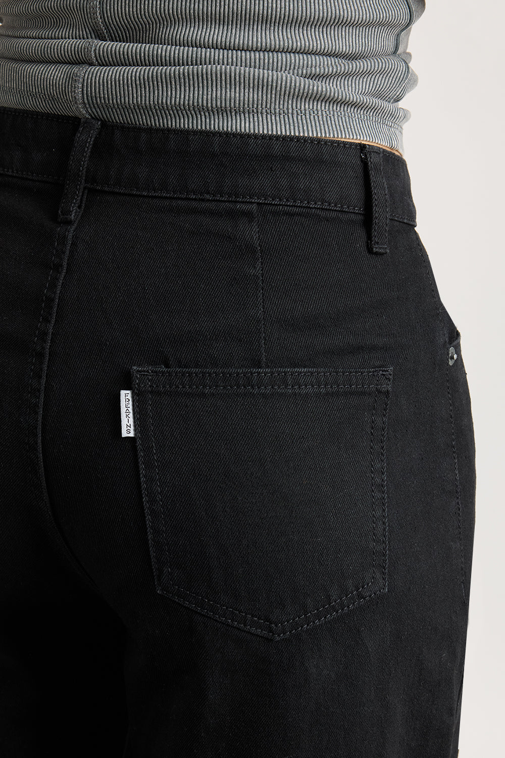 RELAXED DISTRESS BLACK JEANS