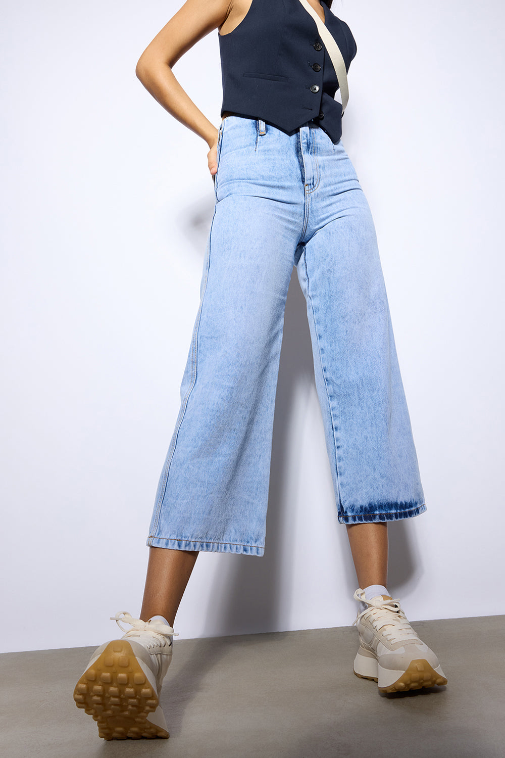 NO CAP LIGHT BLUE WIDE LEG JEANS