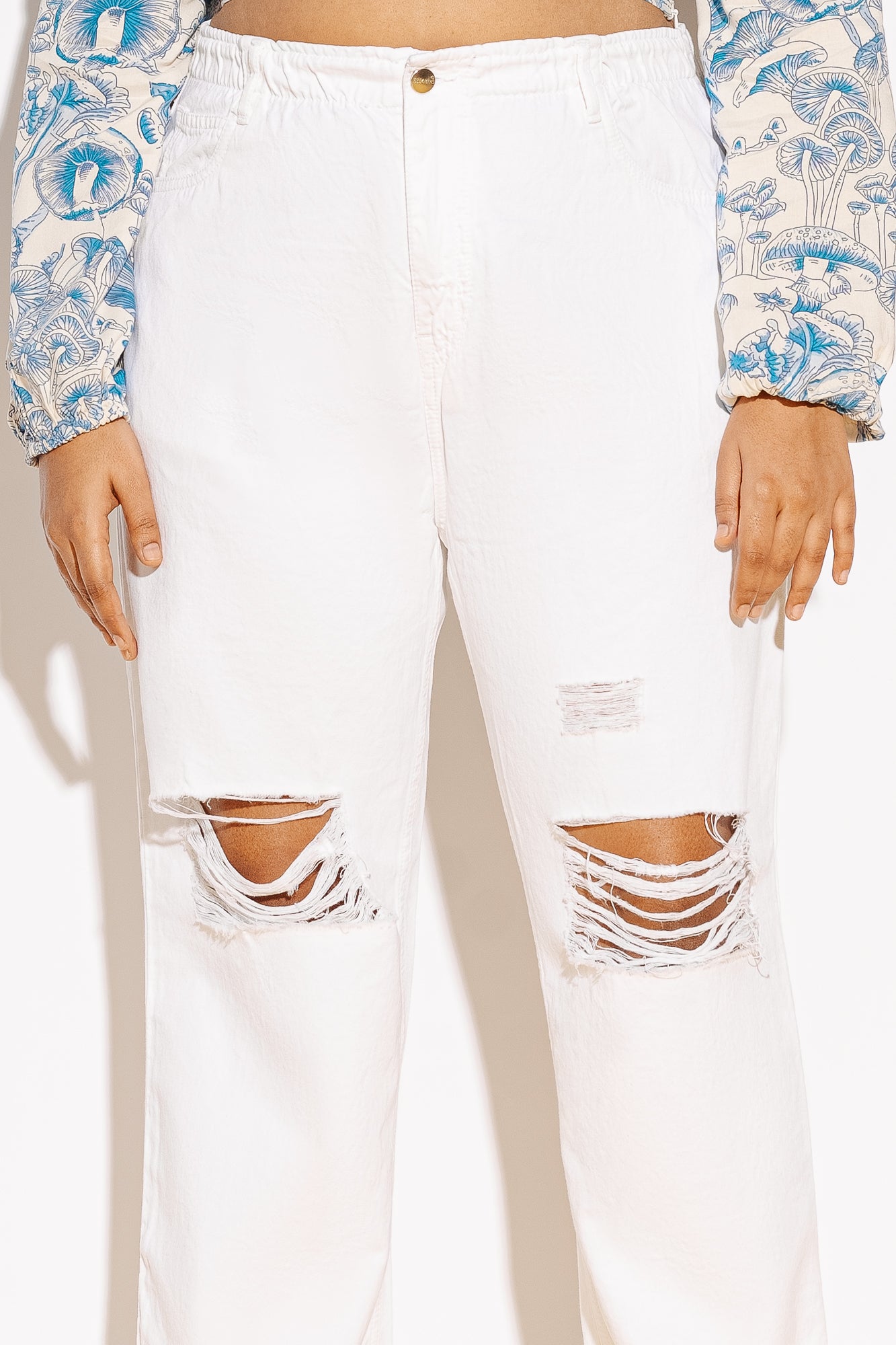 WHITE ELASTICATED DISTRESS MOM JEANS