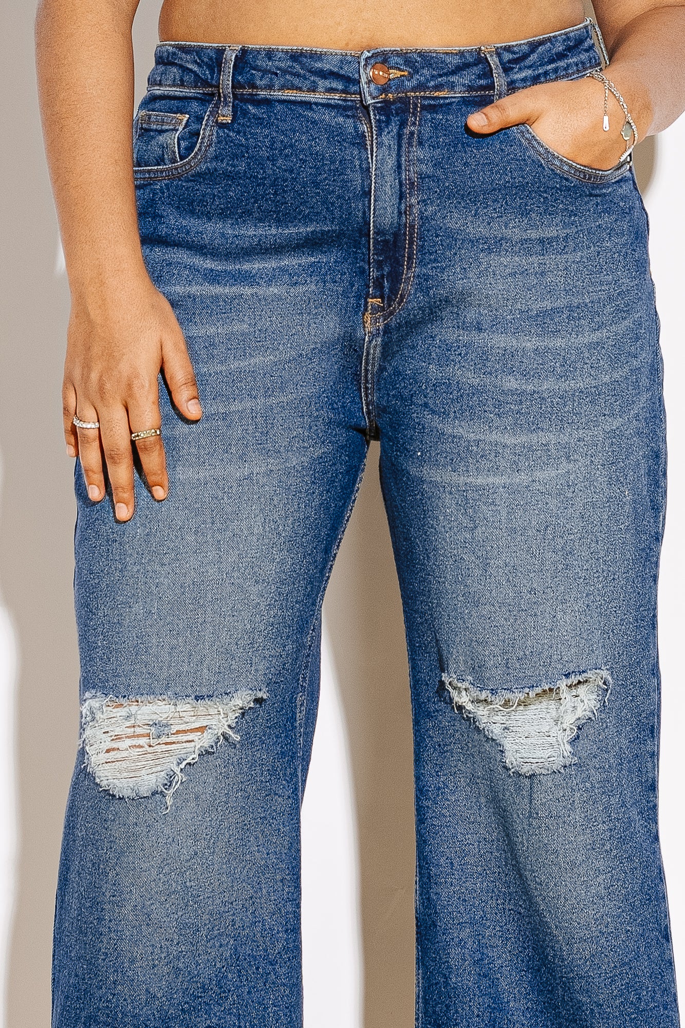 CURVE KNEE RIPPED WIDE LEG JEANS
