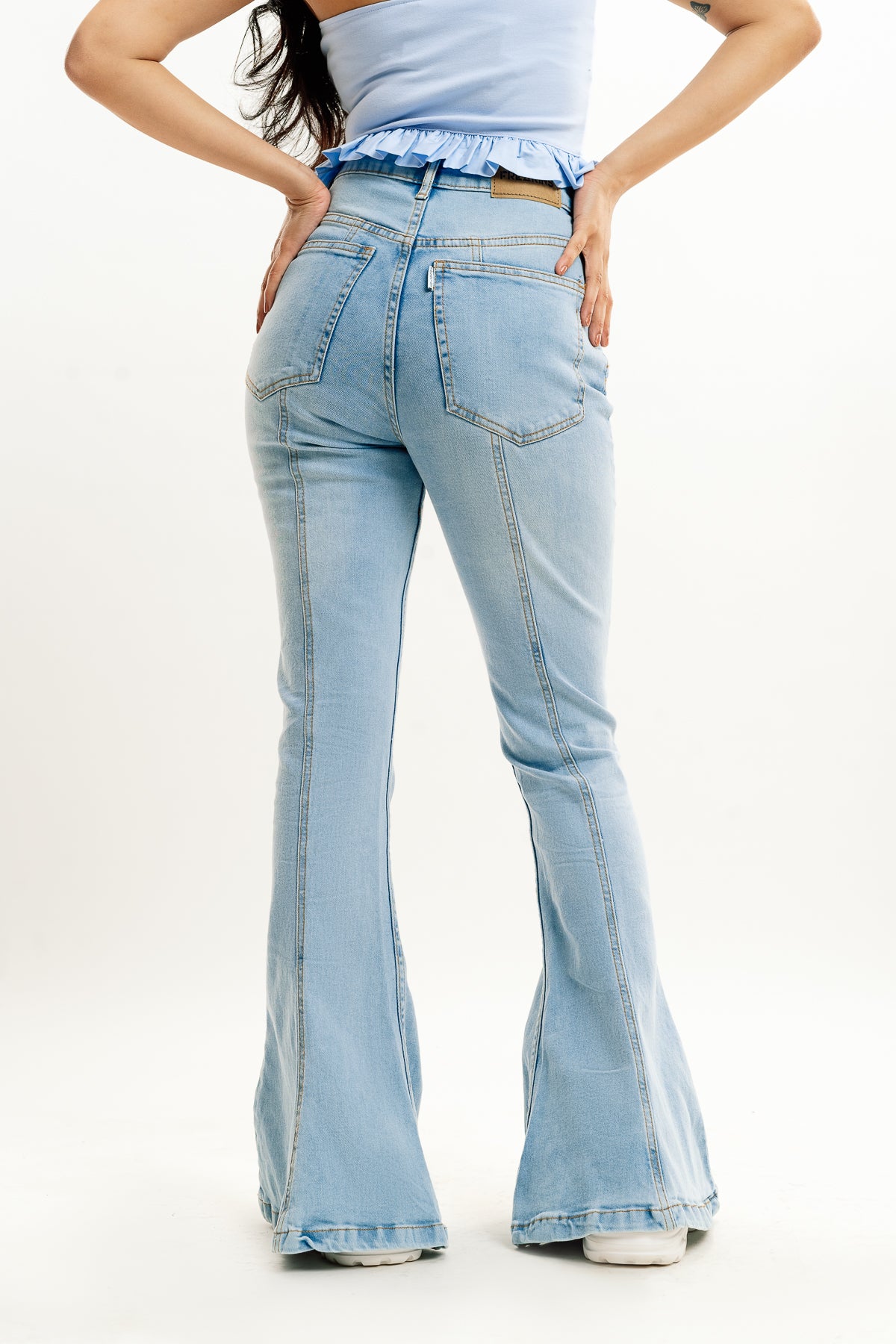 LIGHT WASHED BOOTCUT JEANS