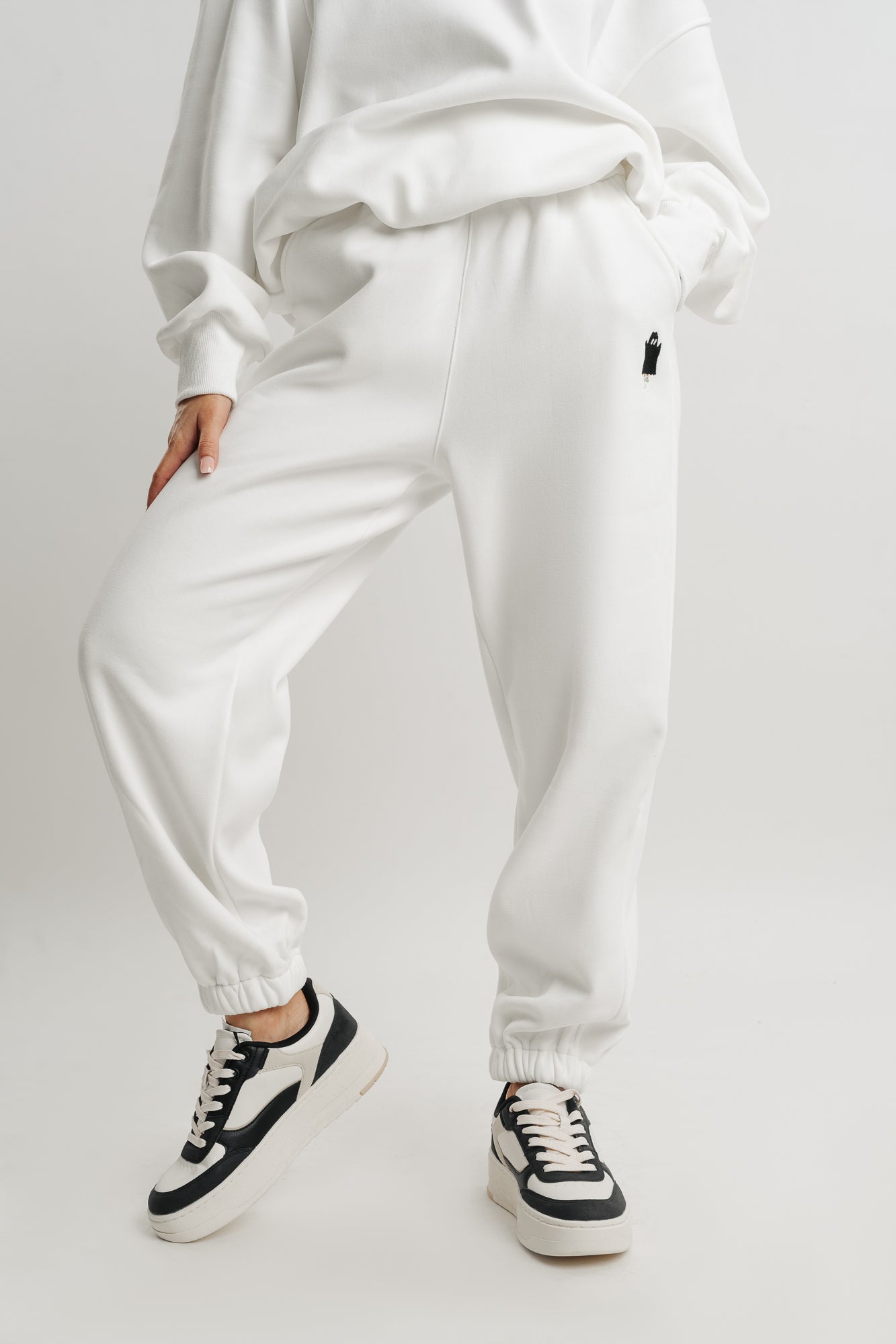 WHITE TWO PIECE SWEATSHIRT AND JOGGER SET
