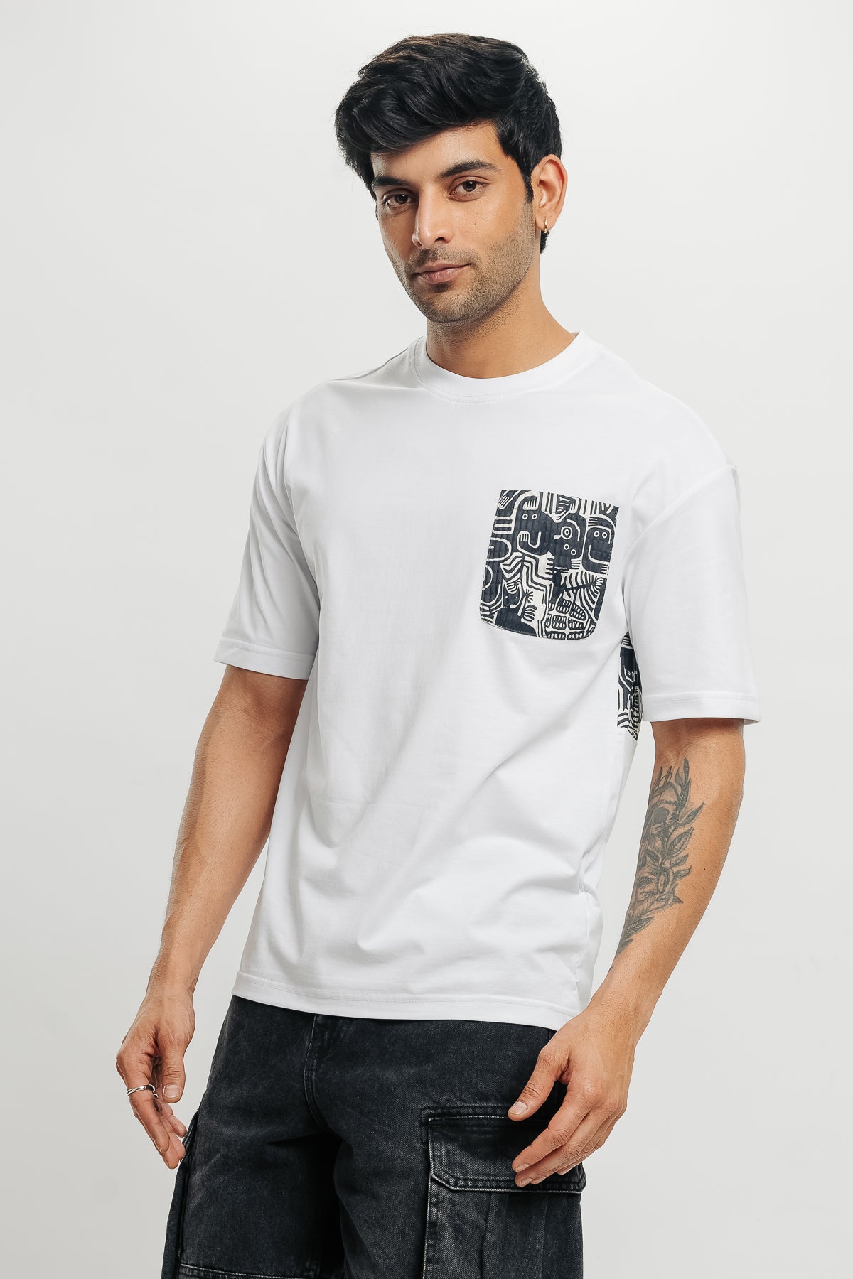 MEN'S WHITE PRINTED PATCH TEE