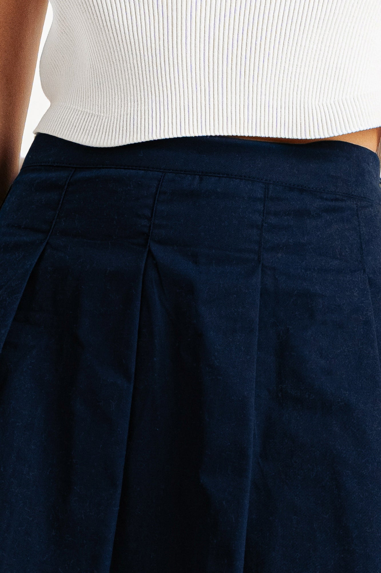 Short navy pleated on sale skirt