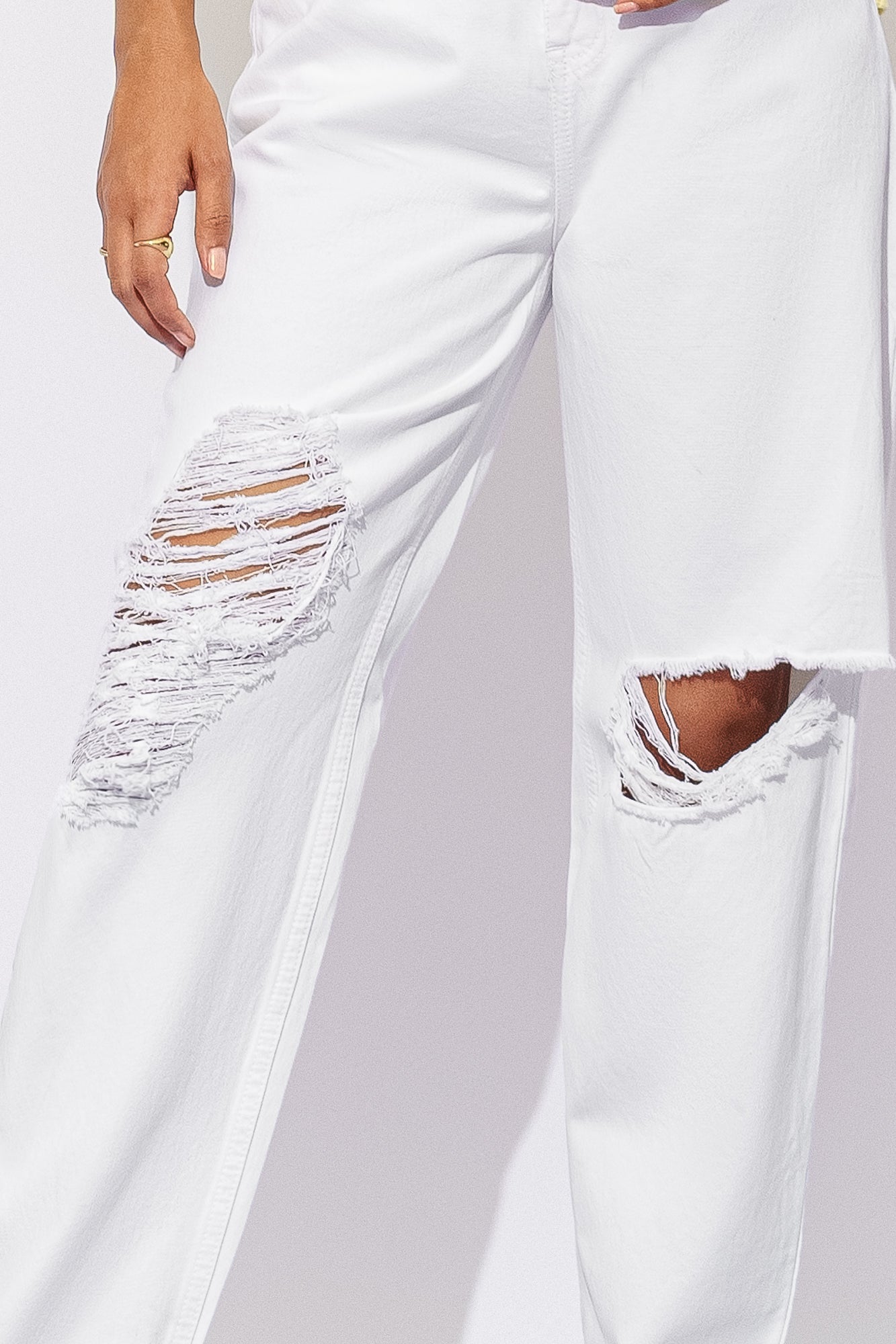WHITE DISTRESSED BAGGY JEANS
