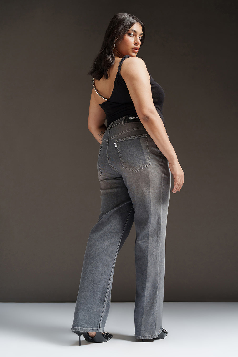 Toned-Down Curve Straight Fit Jeans