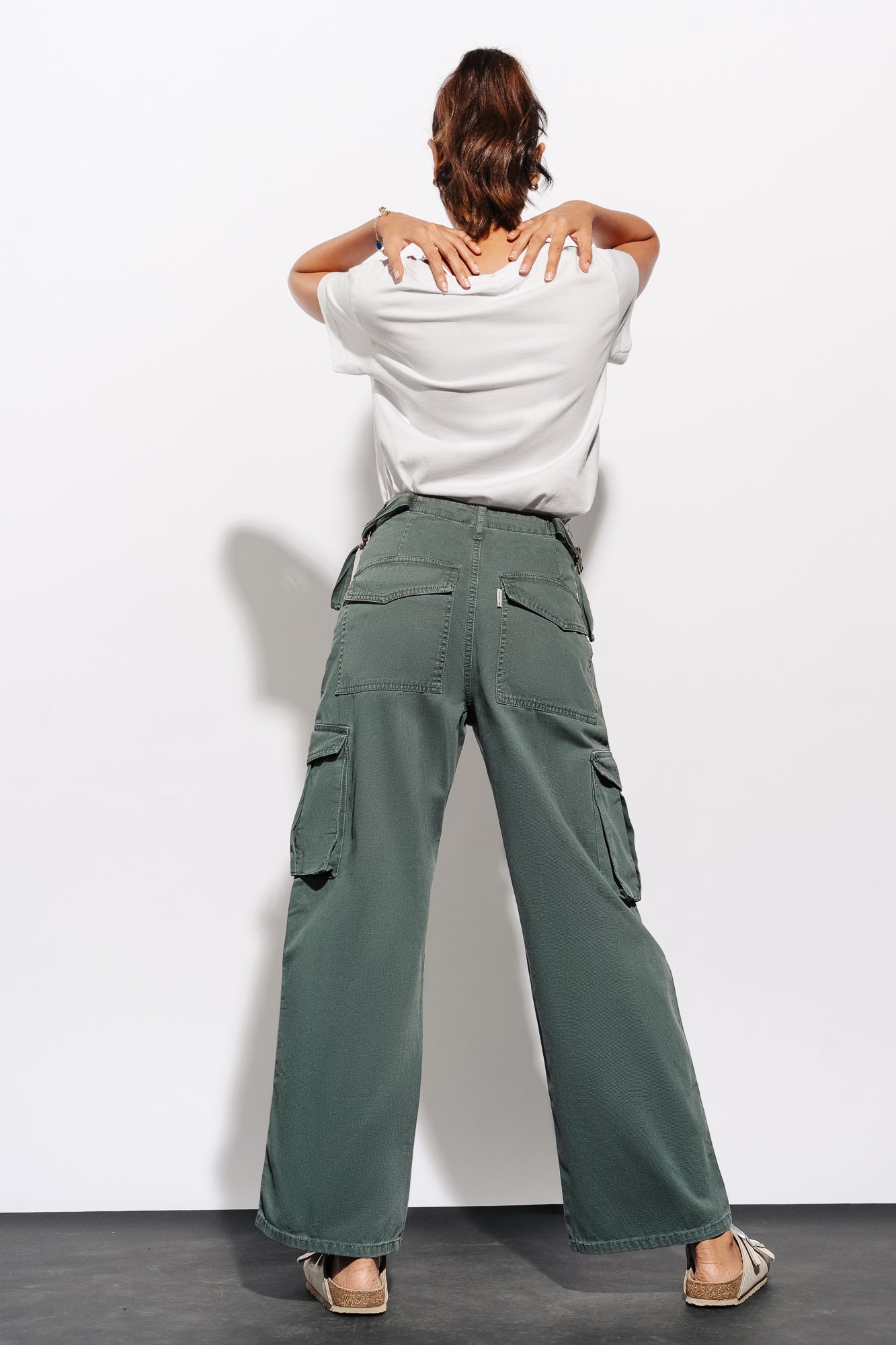 Regular Fit Linen-blend cargo trousers - Dark khaki green - Men | H&M IN