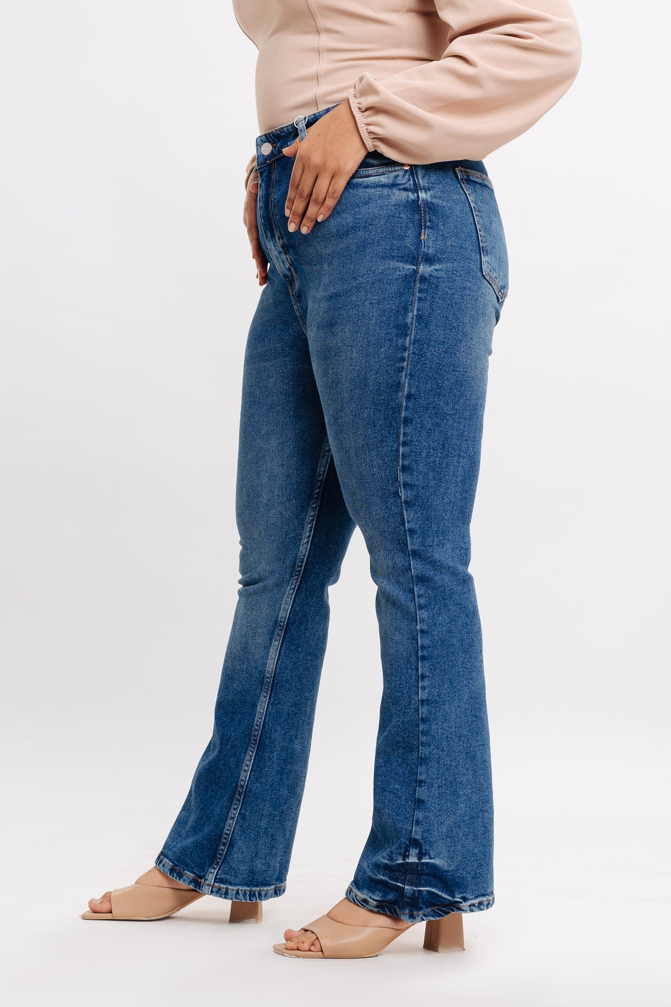CLASSIC TINTED BOOTCUT JEANS