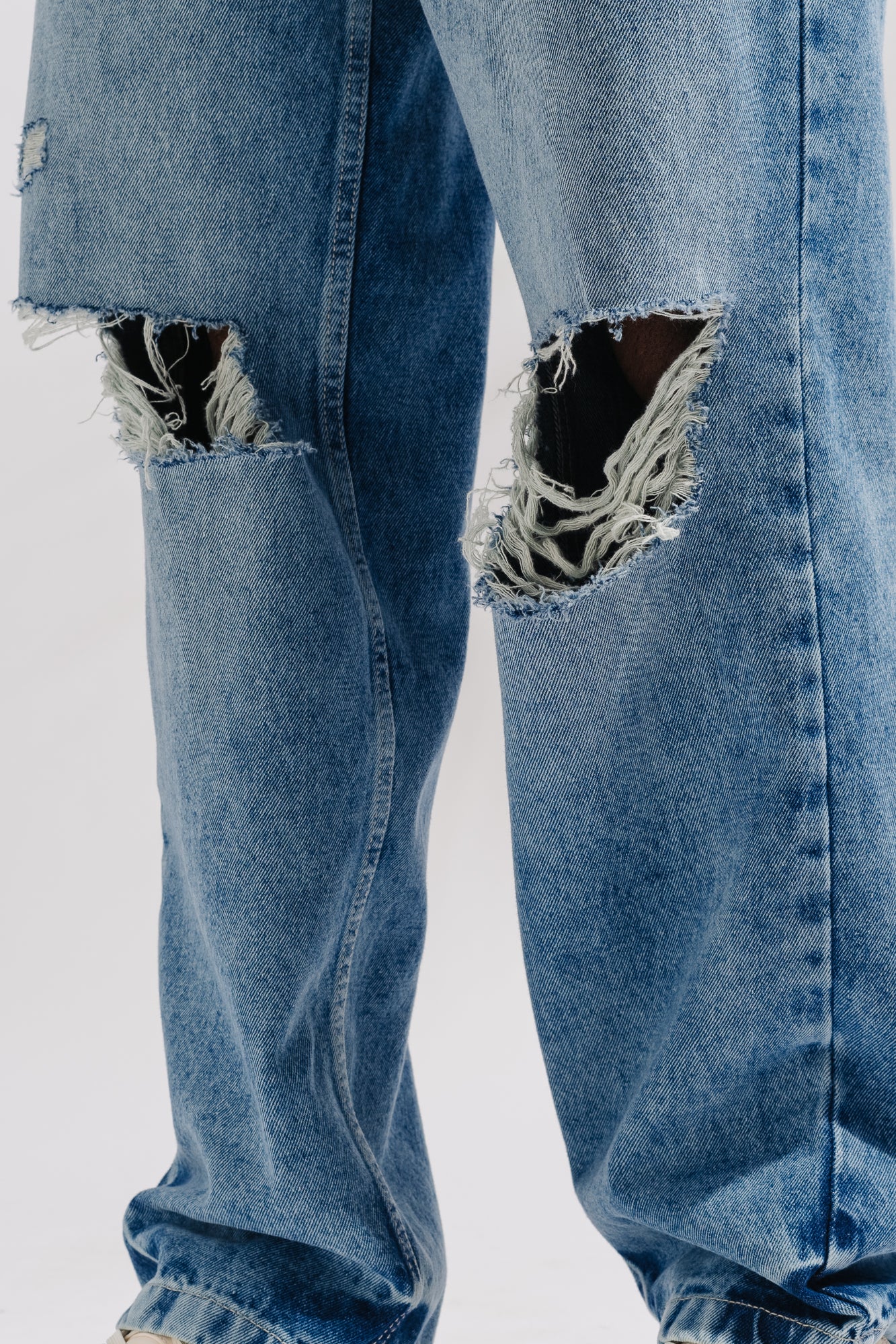 MEN'S KNEE RIPPED STRAIGHT JEANS