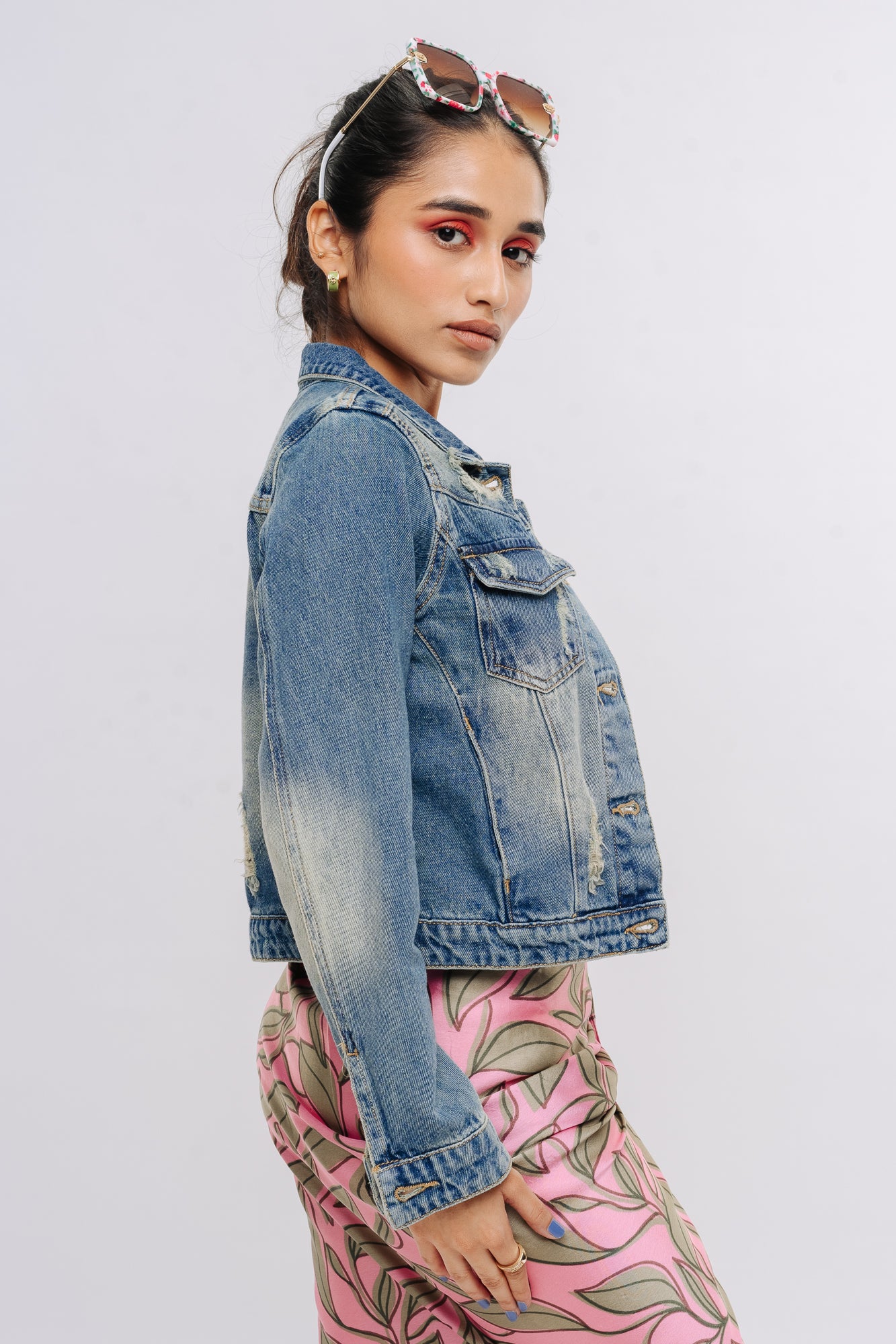 URBANIC Women Blue Cotton Solid Crop Denim Jacket Price in India, Full  Specifications & Offers | DTashion.com