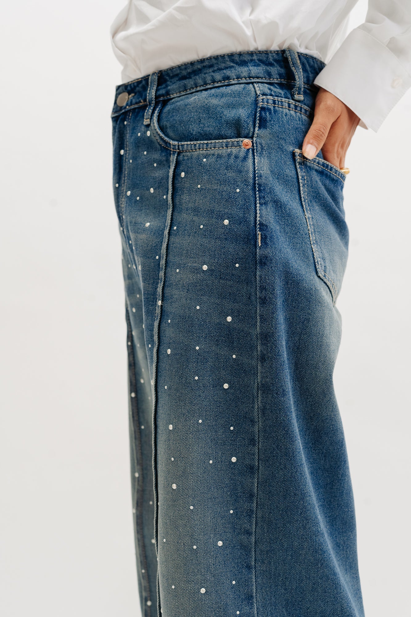 EMBELLISHED FRONT TUCKED STRAIGHT JEANS