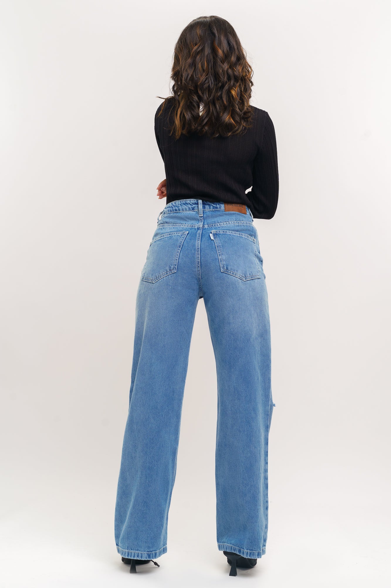 Oenav faded distressed jeans