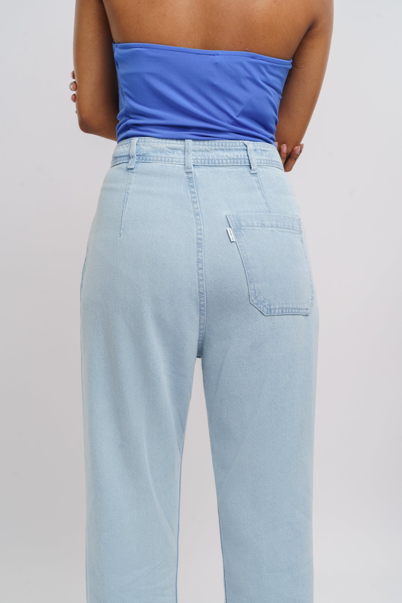 AIRY DISTRESS STRAIGHT JEANS