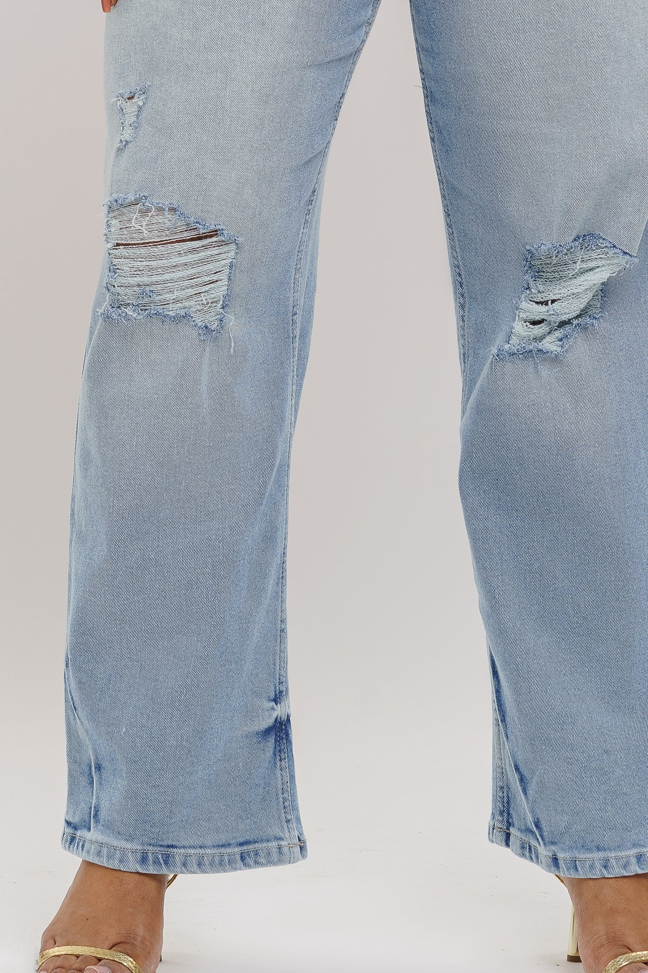 LIGHT WASH DISTRESSED STRAIGHT JEANS