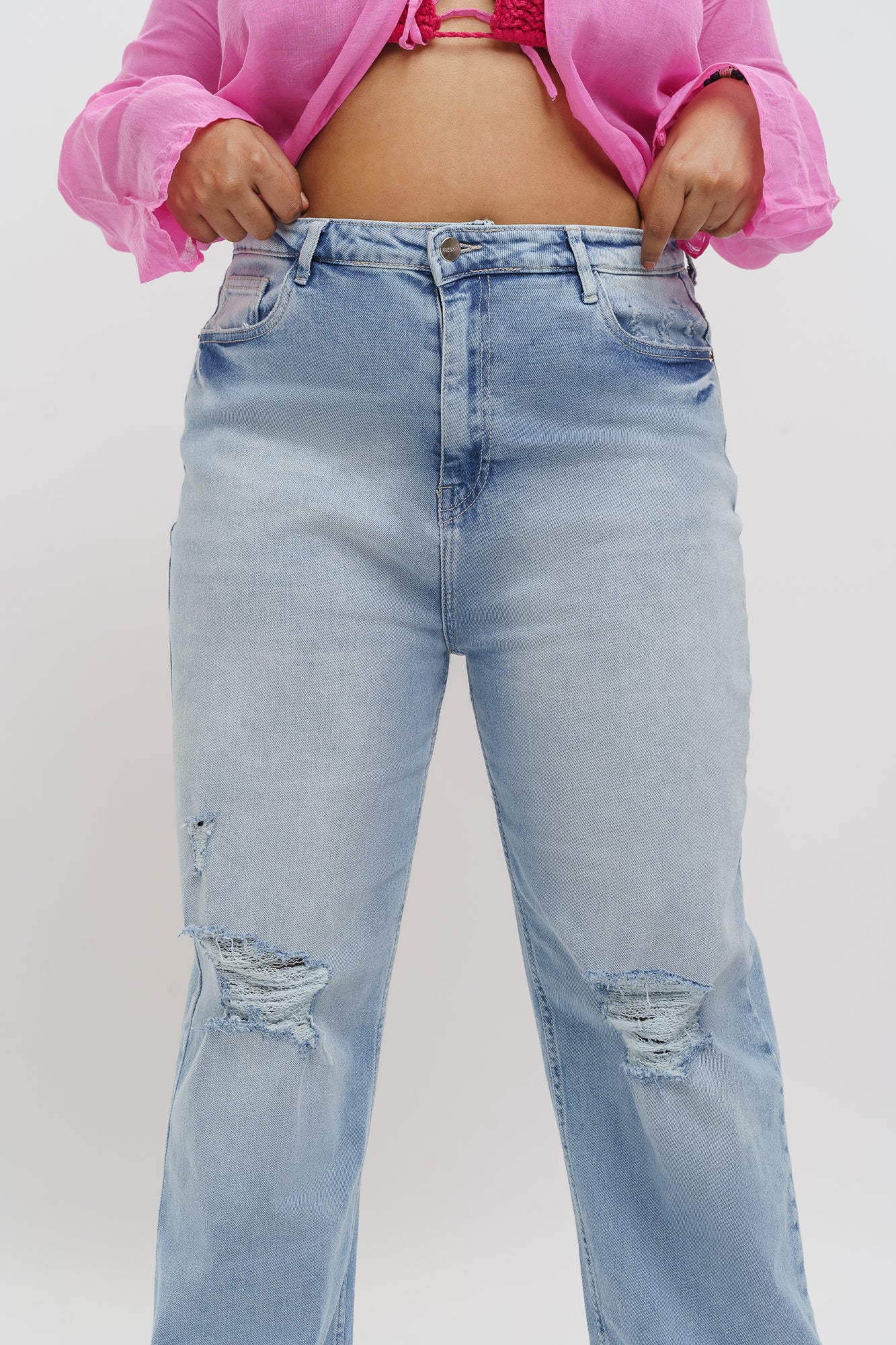 LIGHT WASH DISTRESSED STRAIGHT JEANS