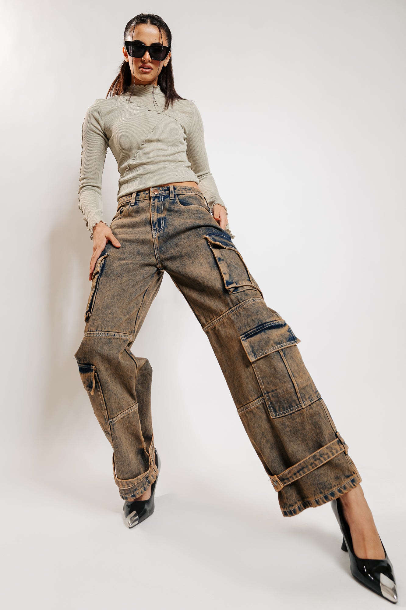 EARTHY TINTED CARGO JEANS