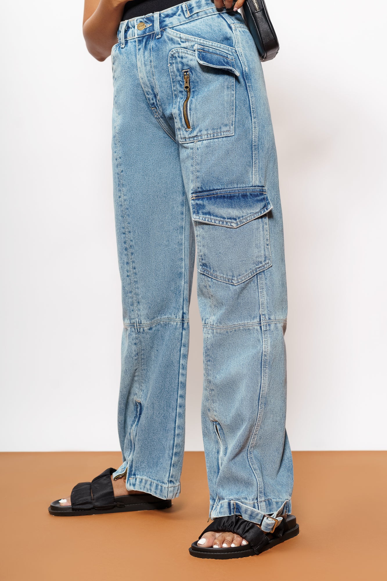 LIGHT WASHED CARGO JEANS