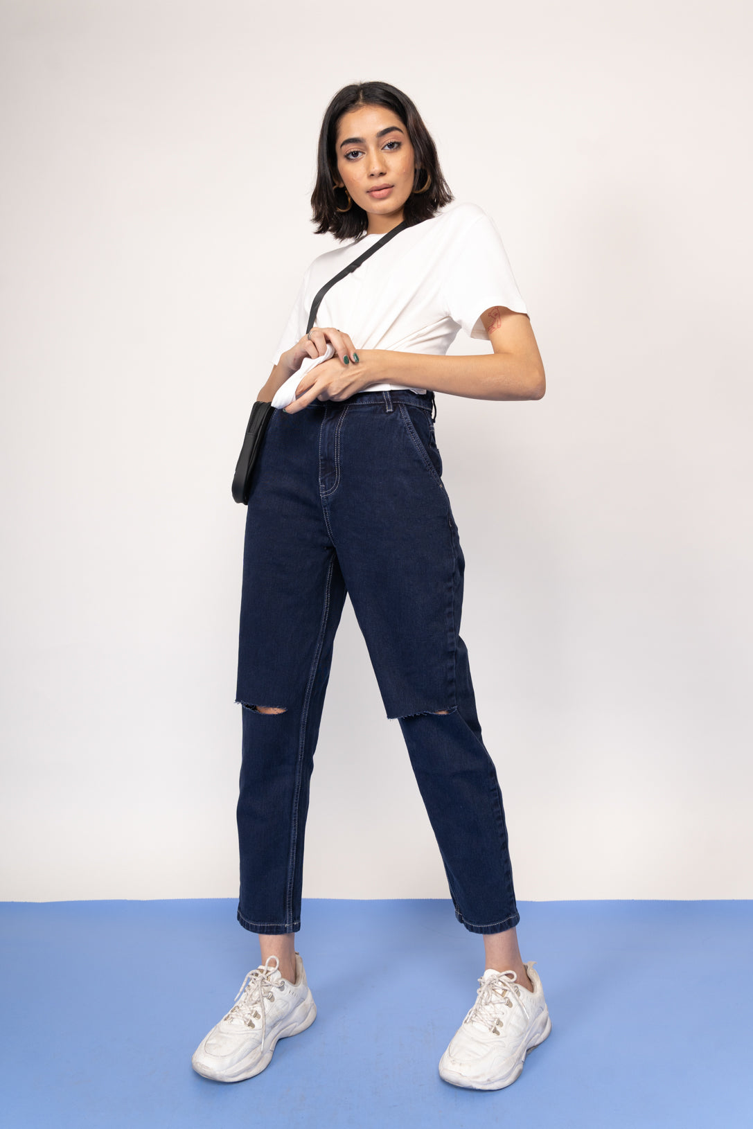 INDIGO KNEE SLIT SLOUCHY JEANS