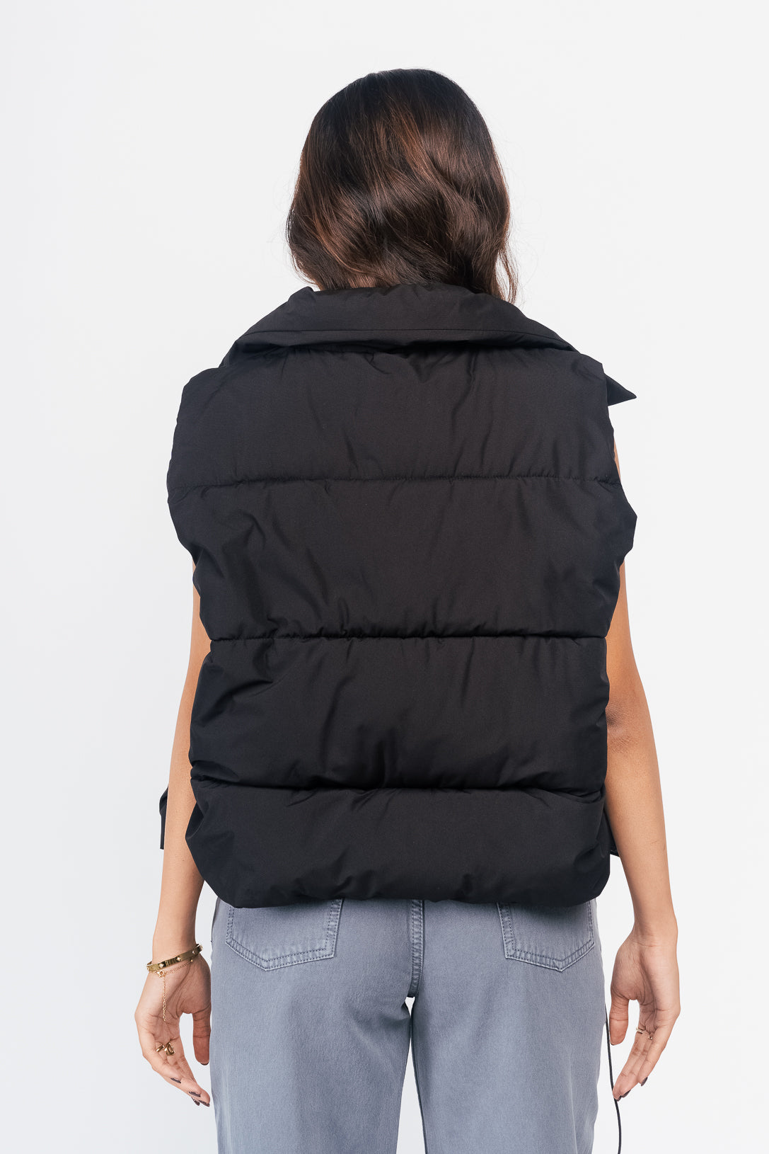 BLACK SLEEVELESS PUFFER JACKET
