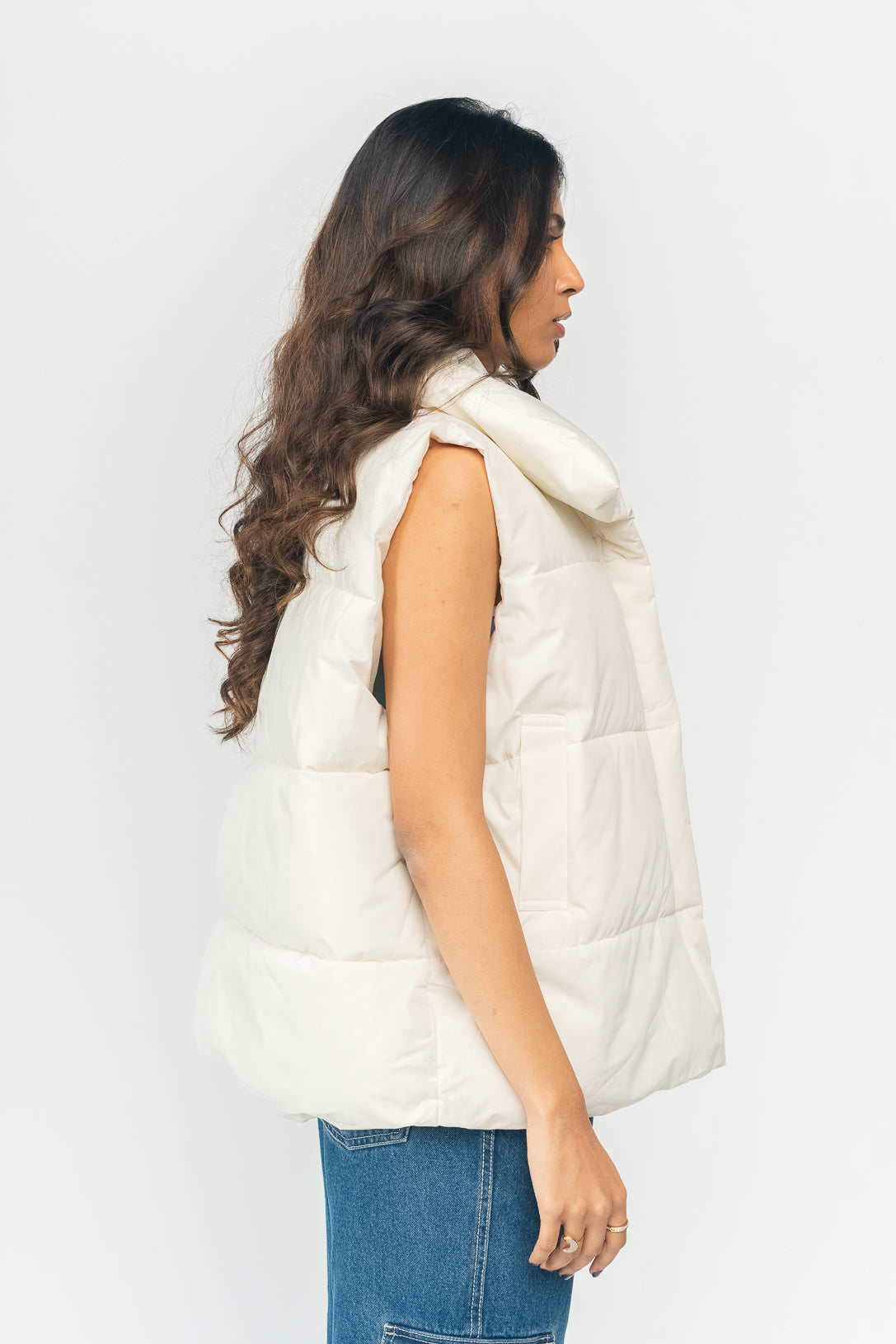 WHITE SLEEVELESS PUFFER JACKET