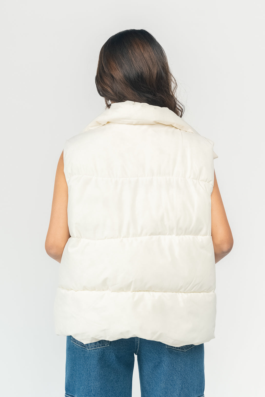 WHITE SLEEVELESS PUFFER JACKET