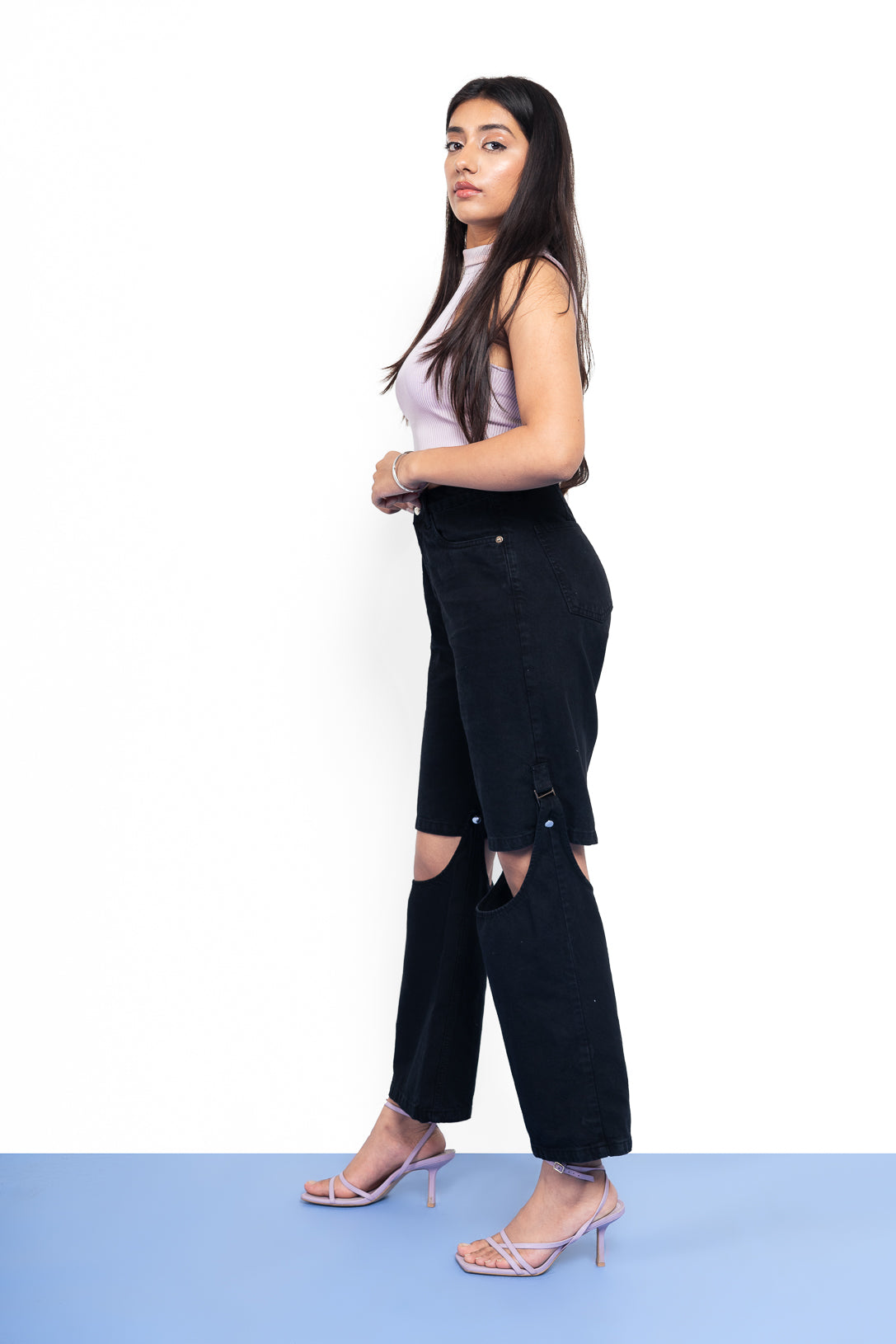 Detachable black knee-cut jeans