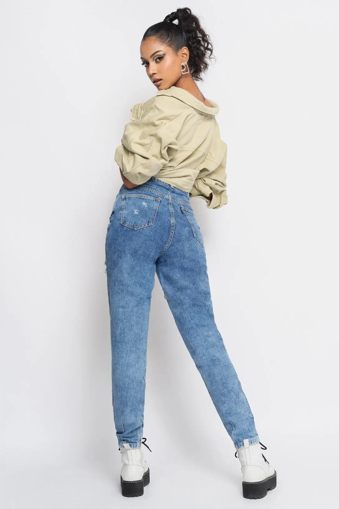CARROT FIT JEANS WITH DISTRESS